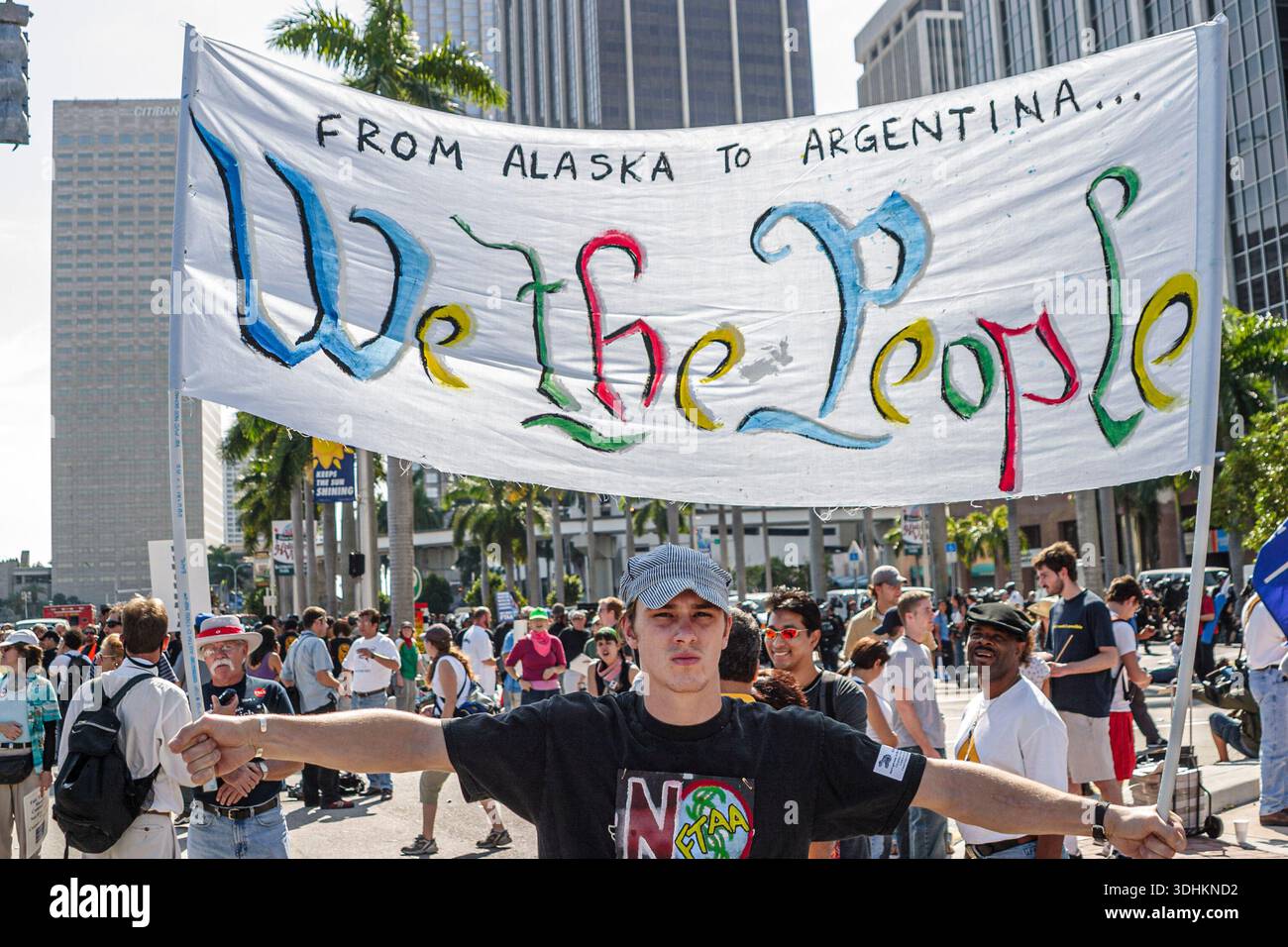 Miami Florida, Biscayne Boulevard, Free Trade Area of Americans Summit FTAA dimostrazioni, manifestante con banner che teniamo noi la gente, Foto Stock