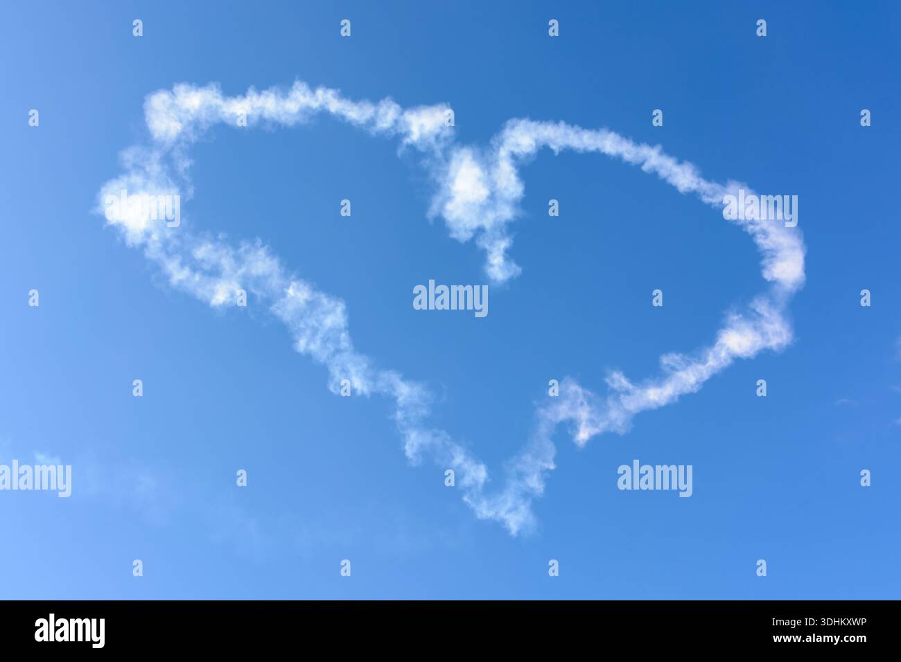 Kazan, Federazione Russa - 25 luglio 2020: Vacanza dell'aviazione 'scelgo il cielo-2020'. Giornata della flotta aerea russa. Air show Heart loop Foto Stock