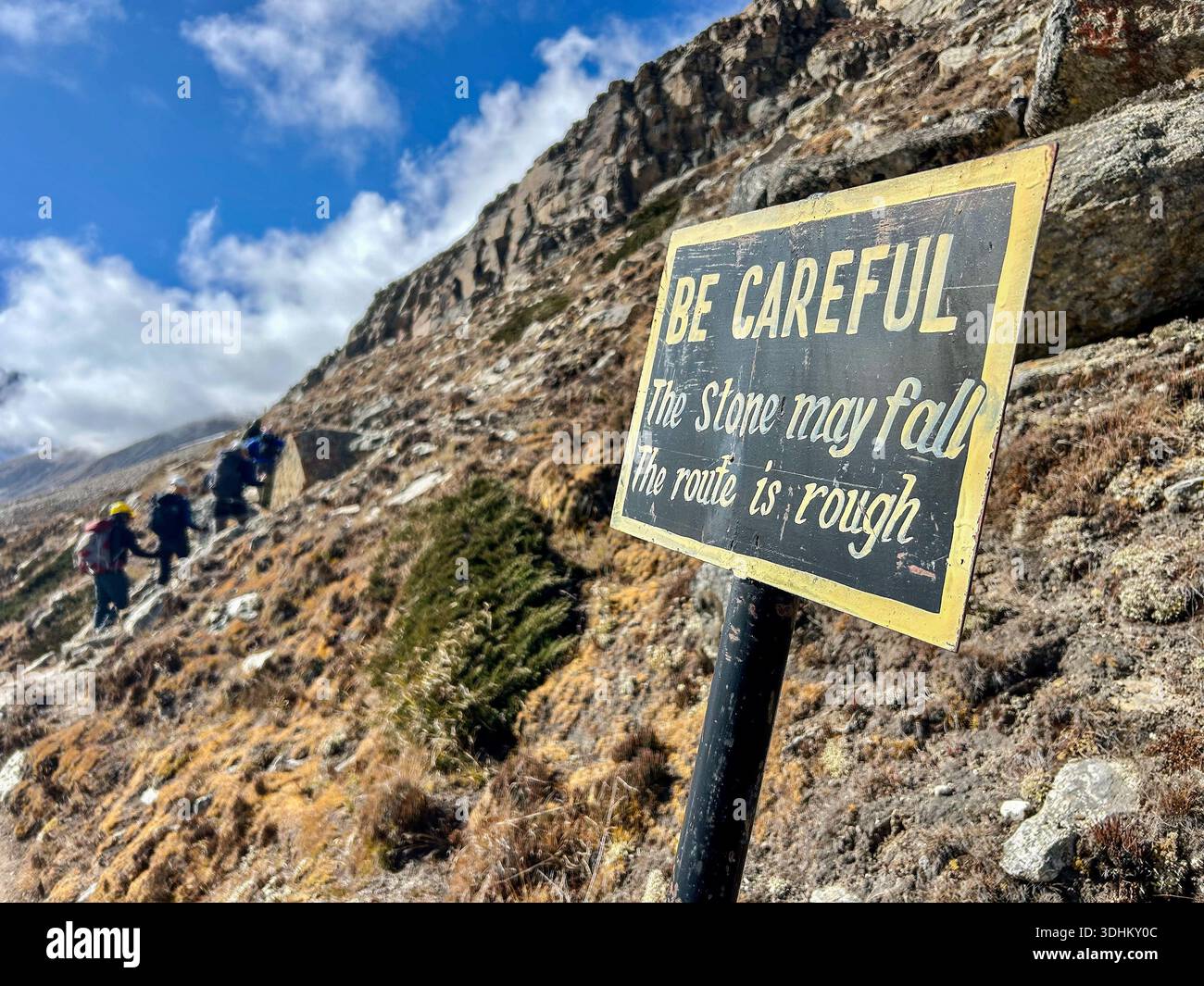 Sentiero escursionistico Kanchenjunga con segnaletica che segnala i sentieri accidentati e la possibile caduta di pietre. Foto Stock