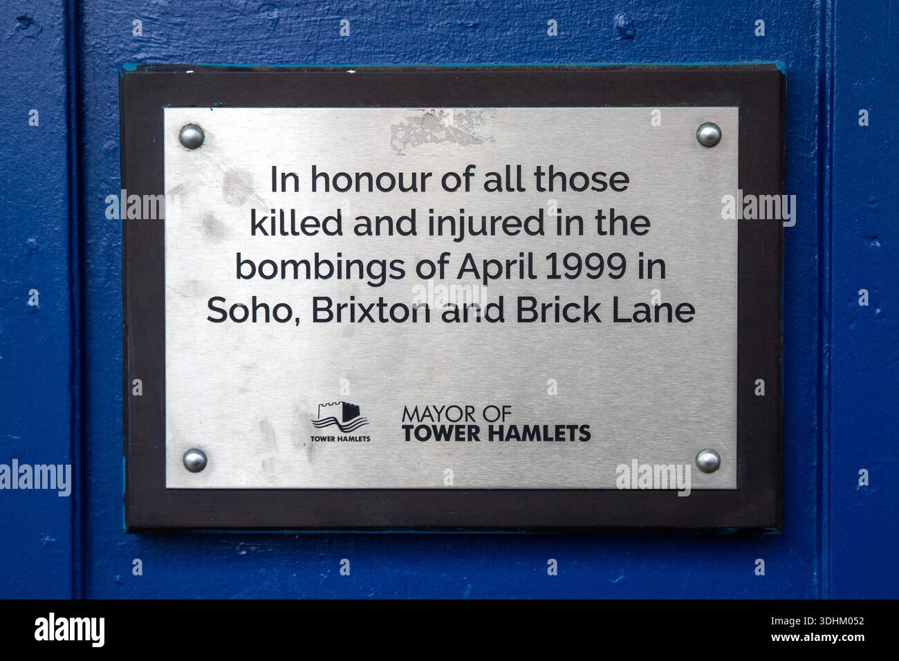 Londra, Regno Unito - 20 novembre 2025: Primo piano di una targa su Brick Lane a Londra, Regno Unito, in memoria delle vittime della bomba di Soho, Brixton e Brick Lane Foto Stock