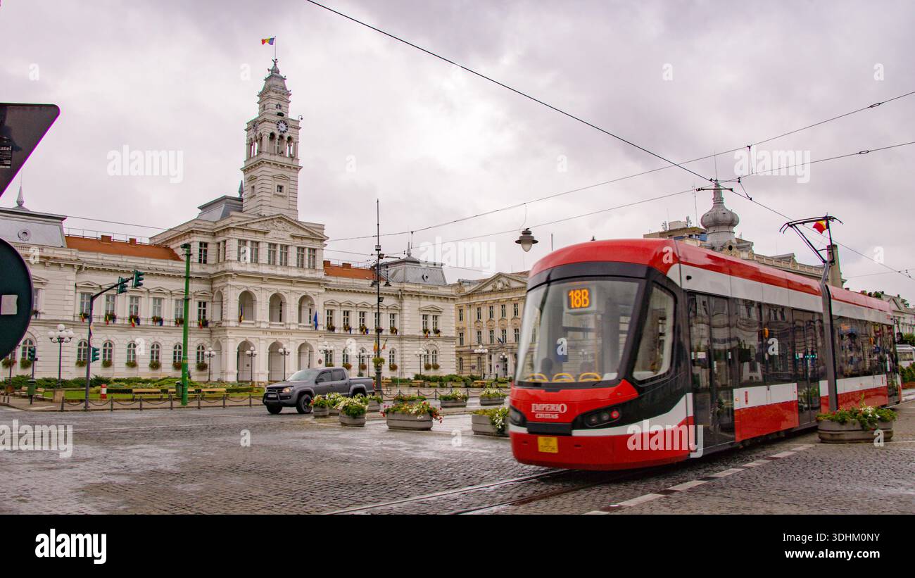 Arad è un importante centro industriale, culturale e di trasporto nella Romania occidentale Foto Stock