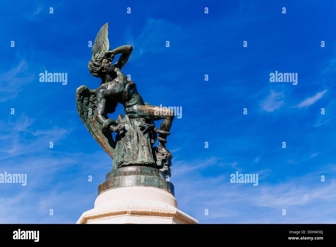 Dettagli. Fuente del Ángel Caído - Fontana dell'Angelo caduto, è una fontana situata nel Parco del Buen Retiro. Si trova a 666 metri sul livello del mare. Foto Stock