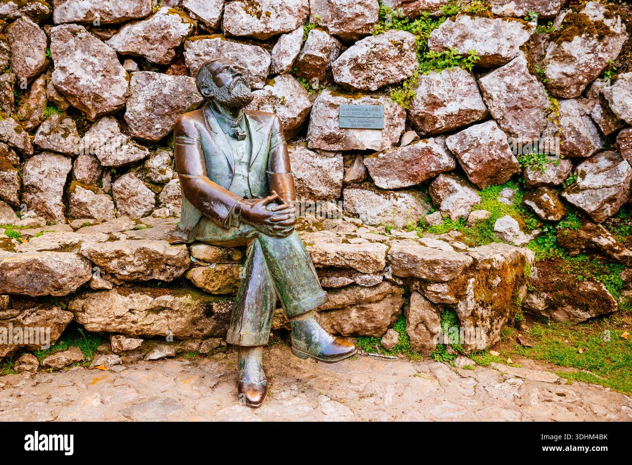 L'architetto Antonio Gaudí guarda il suo lavoro. Statua di Gaudí, a El Capricho. Comillas, Cantabria, Spagna, Europa Foto Stock