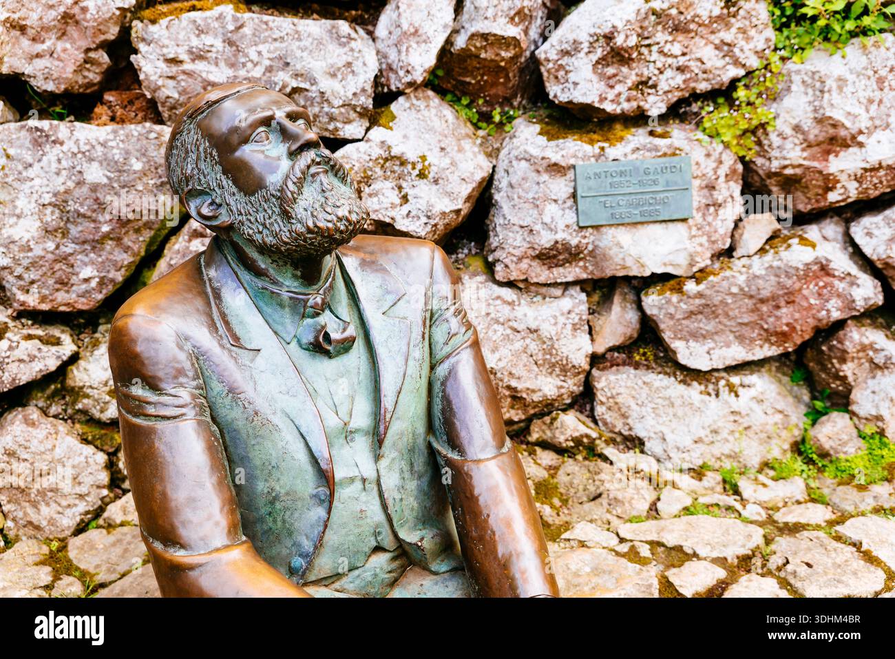 L'architetto Antonio Gaudí guarda il suo lavoro. Statua di Gaudí, a El Capricho. Comillas, Cantabria, Spagna, Europa Foto Stock