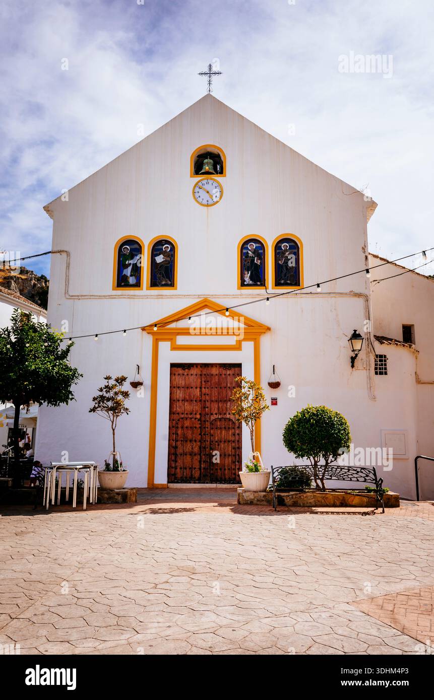 Situata in Plaza de la Constitución, la chiesa parrocchiale di Nuestra Señora de los Remedios iniziò la costruzione nel XVI secolo. Zuheros, Córdoba Foto Stock