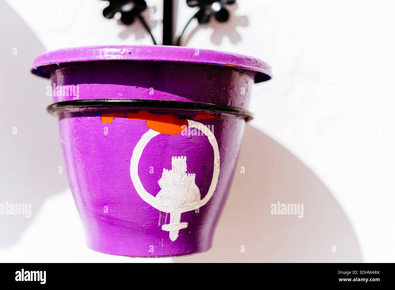 Vasi di fiori decorati in Piazza Violetta. Violet Square, uno spazio che simboleggia il riconoscimento e la lotta per l'uguaglianza per tutte le donne. Zuheros, C. Foto Stock