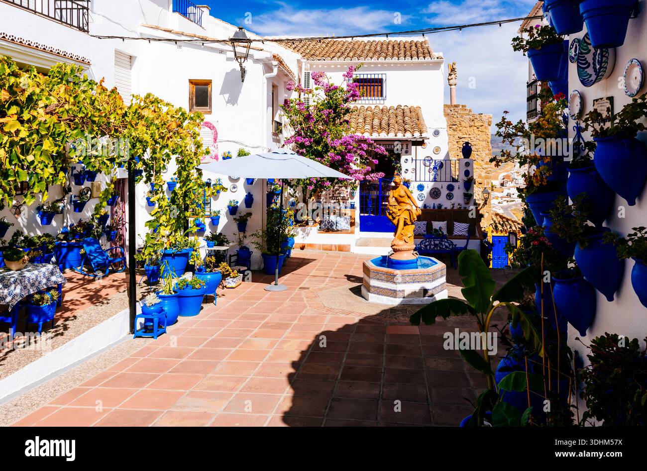 Era in epoca medievale il Marketplace o "souk". Dal 1531 si è convertito in quello che ora conoscono come "Patio de las Comedias" - Comedy Courtyard. Iznája Foto Stock