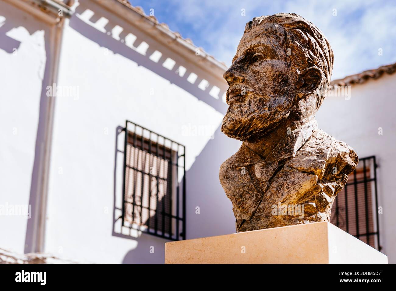 Busto in bronzo di Julio Burell y Cuéllar, nato a Iznájar, era un politico spagnolo che servì come ministro durante la Restaurazione spagnola. Iznájar, Córdo Foto Stock