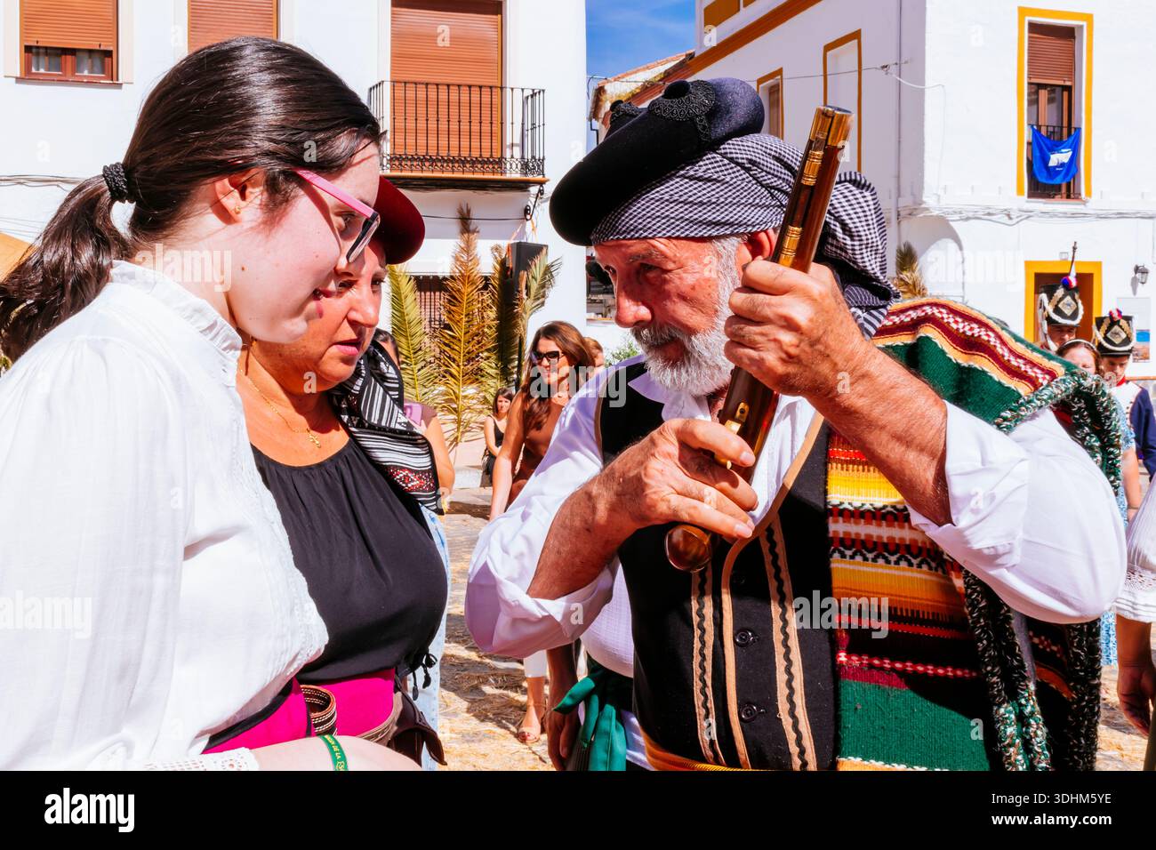 I banditi andalusi delle montagne affrontarono l'esercito francese regolare. Rievocazione storica della battaglia di "la Puente". Montejaque, Sierra de Rond Foto Stock