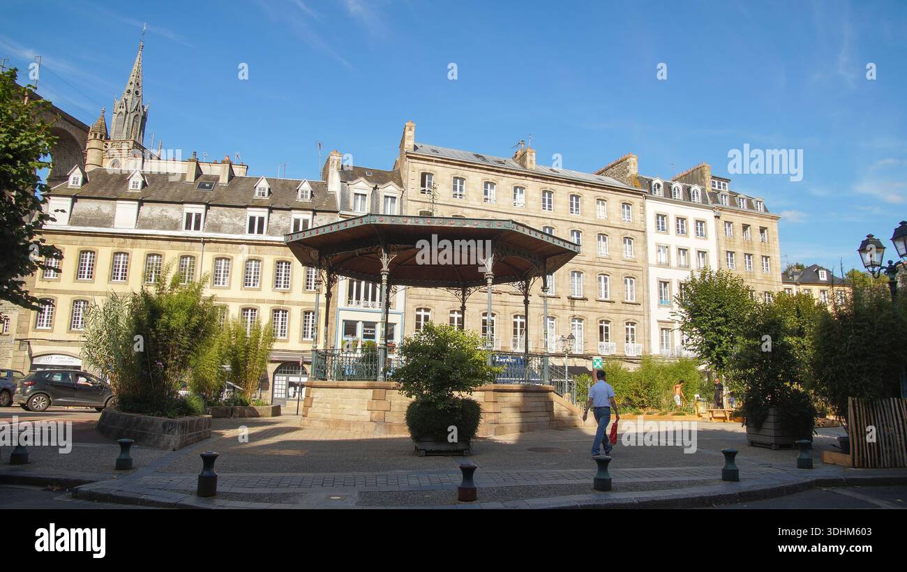 Centro città con un padiglione circondato da edifici storici sotto un cielo limpido, creando una tranquilla scena urbana. Foto Stock