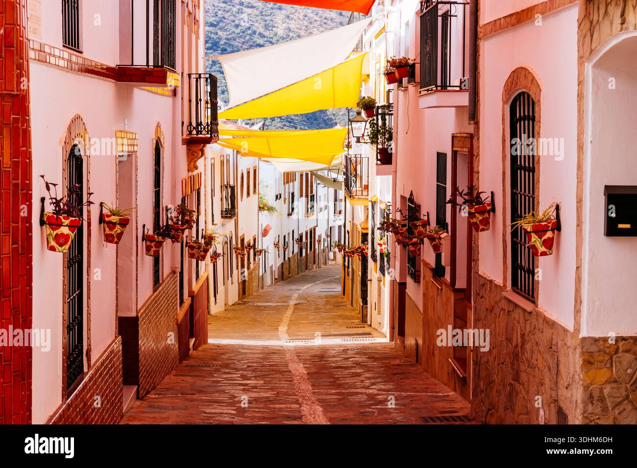 Strada stretta a Jimera de Líbar, coperta di tende da sole in estate. Jimera de Líbar, Sierra de Ronda, Málaga, Andalucía, Spagna, Foto Stock