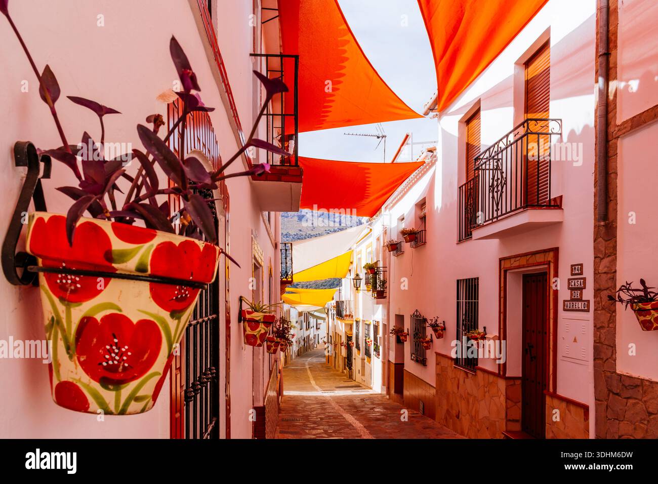 Strada stretta a Jimera de Líbar, coperta di tende da sole in estate. Jimera de Líbar, Sierra de Ronda, Málaga, Andalucía, Spagna, Foto Stock