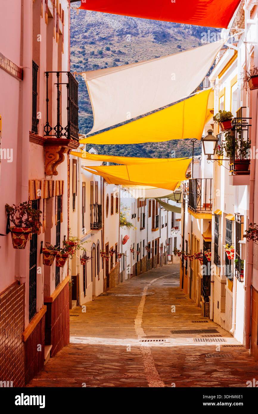 Strada stretta a Jimera de Líbar, coperta di tende da sole in estate. Jimera de Líbar, Sierra de Ronda, Málaga, Andalucía, Spagna, Foto Stock