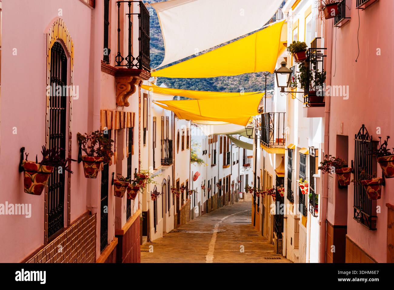 Strada stretta a Jimera de Líbar, coperta di tende da sole in estate. Jimera de Líbar, Sierra de Ronda, Málaga, Andalucía, Spagna, Foto Stock