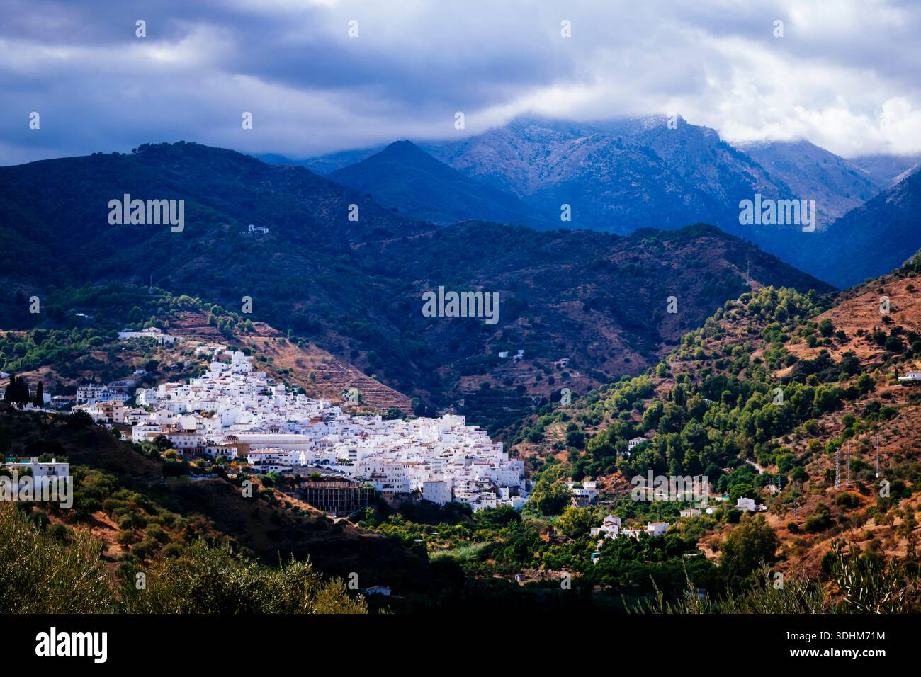 Vista di Tolox. Tolox, Parco naturale della Sierra de las Nieves, Málaga, Andalucía, Spagna, Europa Foto Stock