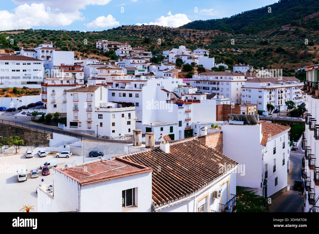 Il villaggio di Tolox si trova sulla cima della collina. Tolox, Parco naturale della Sierra de las Nieves, Málaga, Andalucía, Spagna, Europa Foto Stock