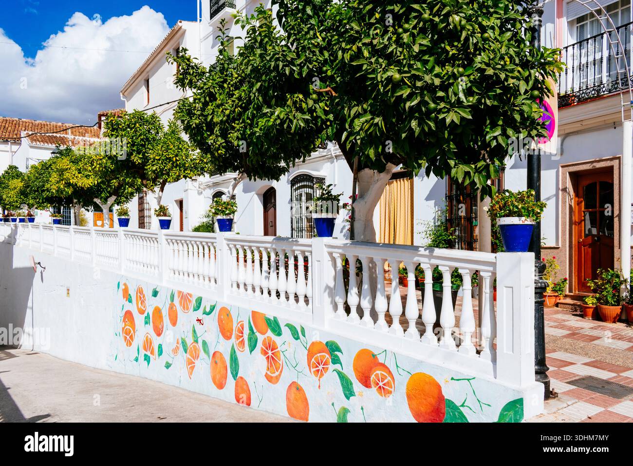 La bellissima Plaza alta. Tolox, Parco naturale della Sierra de las Nieves, Málaga, Andalucía, Spagna, Europa Foto Stock