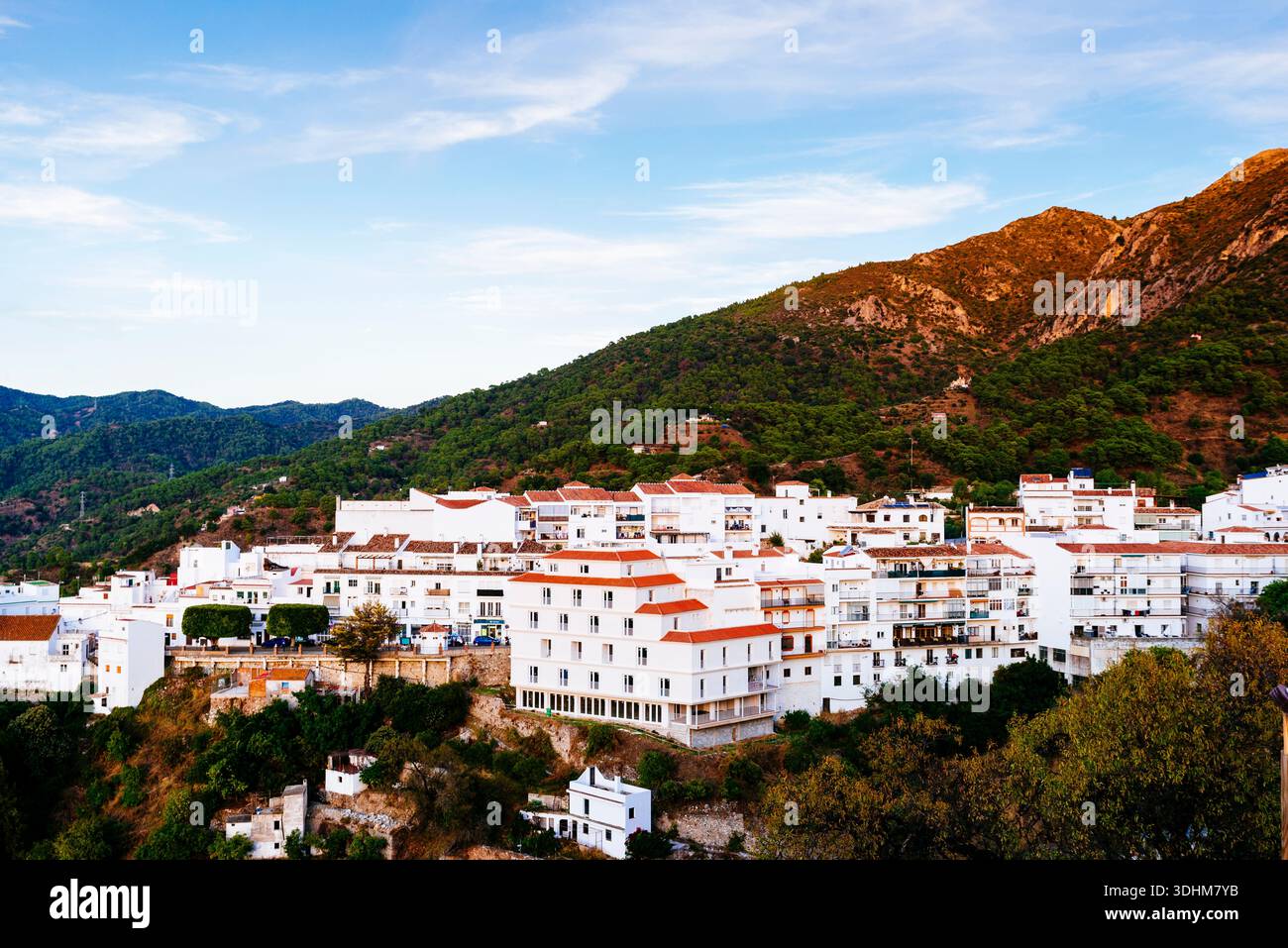 Villaggio bianco di Istán, situato sul versante meridionale della Sierra de las Nieves. Istán, Málaga, Andalucía, Spagna, Europa Foto Stock