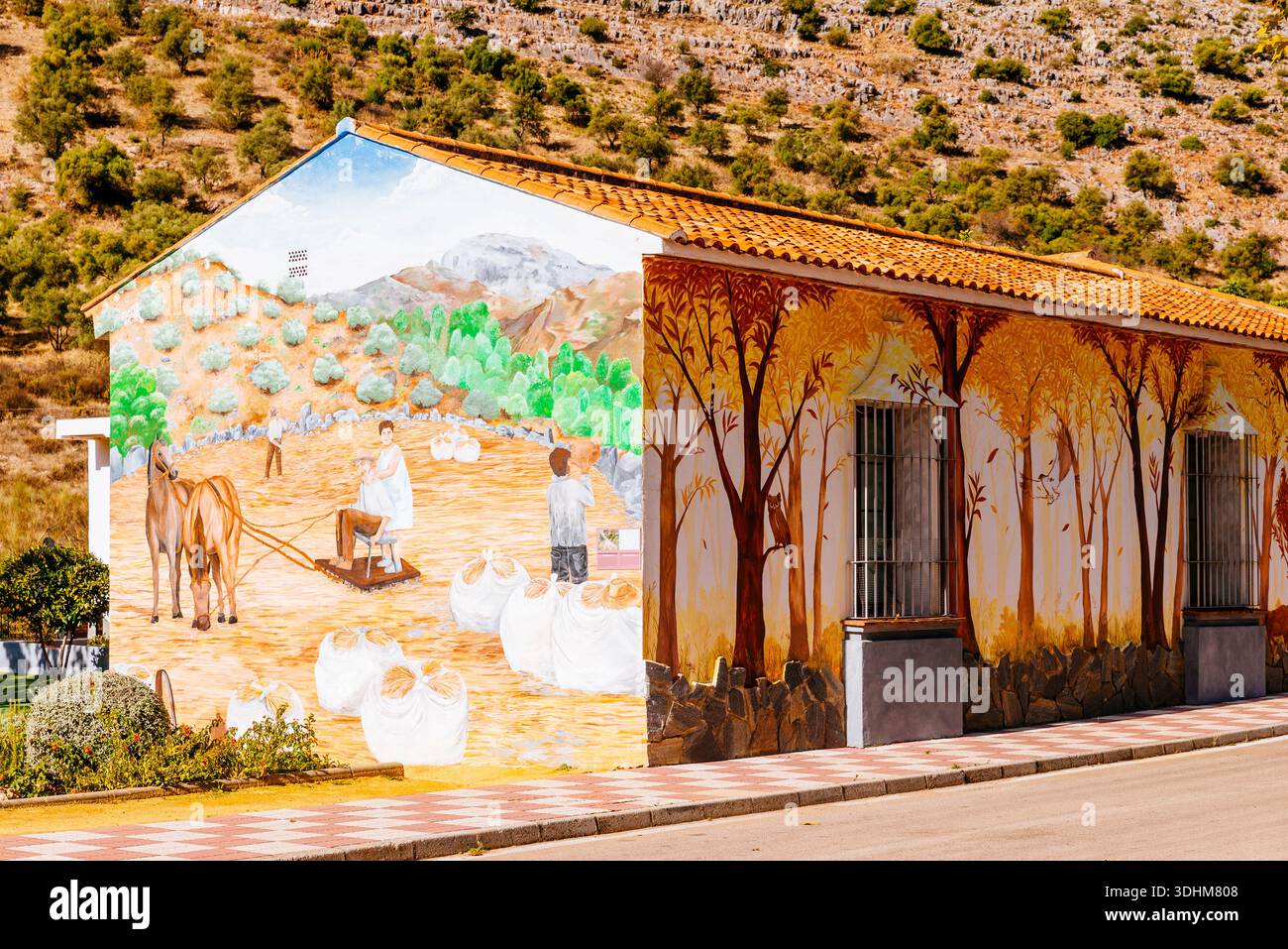 Murale dipinto sulla facciata di una casa che indica l'inizio del percorso della foresta di rame. Cartajima, Málaga, Andalucía, Spagna, Europa Foto Stock