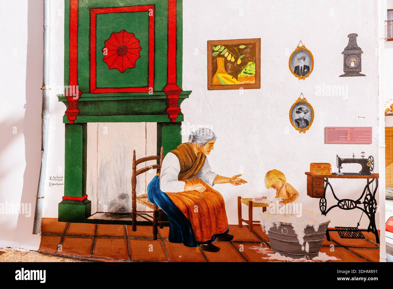 Facciata della casa con murale 'The Bath'. Cartajima, Málaga, Andalucía, Spagna, Europa Foto Stock