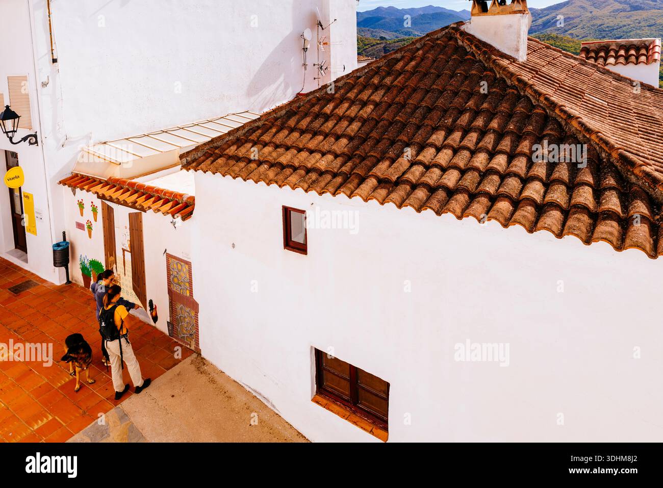 Persone che guardano un murale su un muro. Cartajima, Málaga, Andalucía, Spagna, Europa Foto Stock