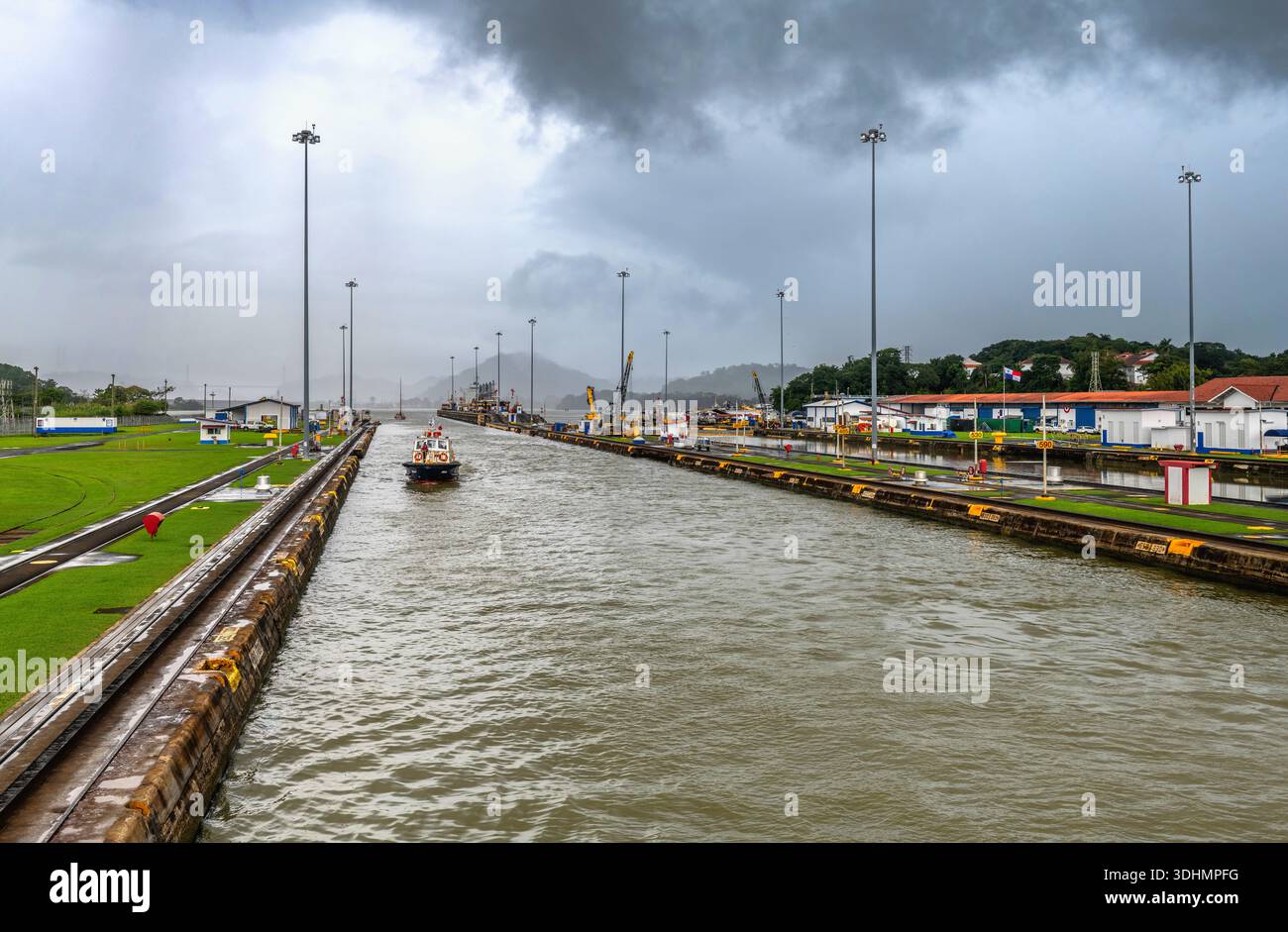 La barca naviga attraverso la chiusa del Canale di Panama Foto Stock