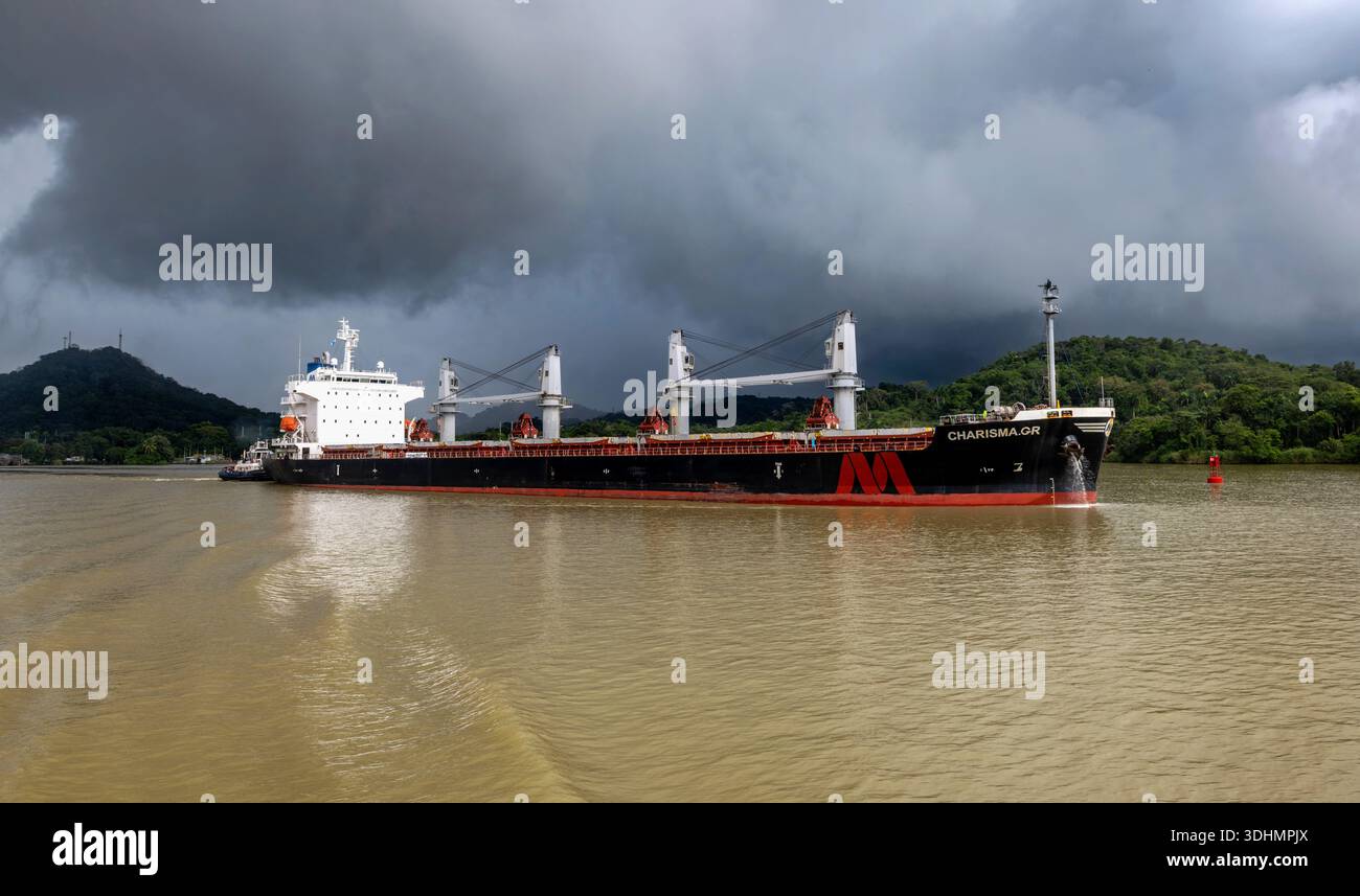 La nave sta navigando attraverso il Canale di Panama Foto Stock