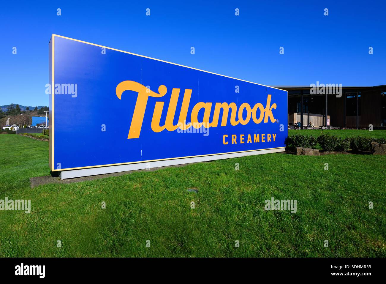 Tillamook, OR, USA - 14 gennaio 2026; insegna Tillamook Creamery presso la fabbrica di proprietà degli agricoltori sulla costa dell'Oregon Foto Stock