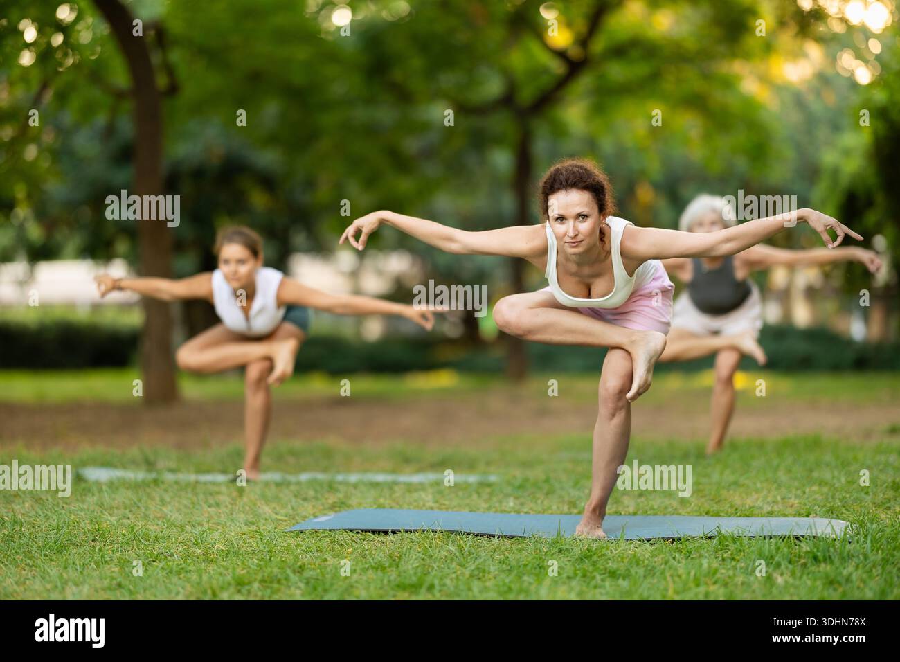 Donna che esegue una seduta di yoga all'aperto Foto Stock