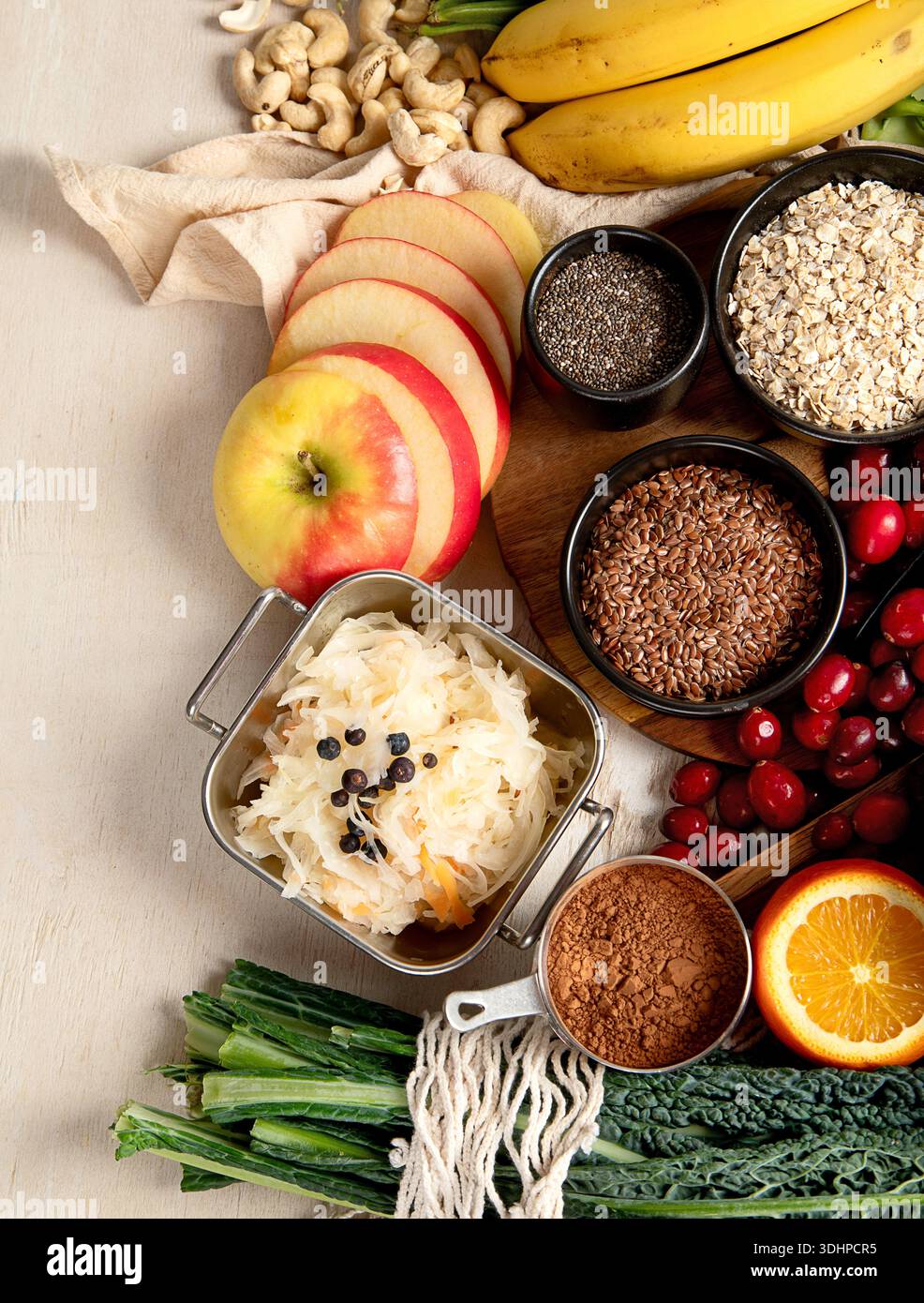 Alimenti ad alto contenuto di fibre per un intestino sano. Alimenti sani per la salute dell'intestino. Dieta e nutrizione per stitichezza. Vista dall'alto. Foto Stock