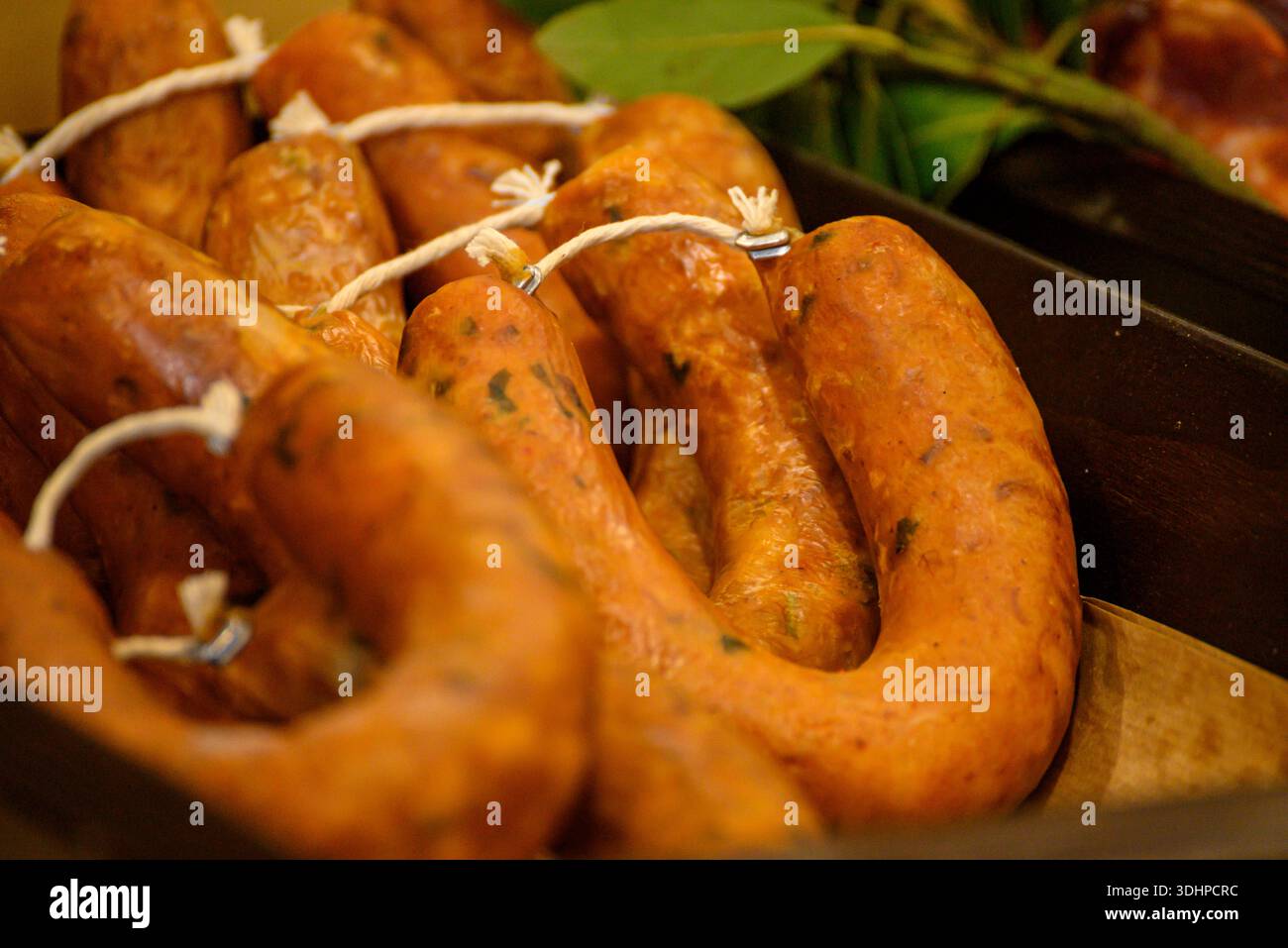Le salsicce di maiale affumicato su Rustic espongono il concetto di eccellenza culinaria Foto Stock