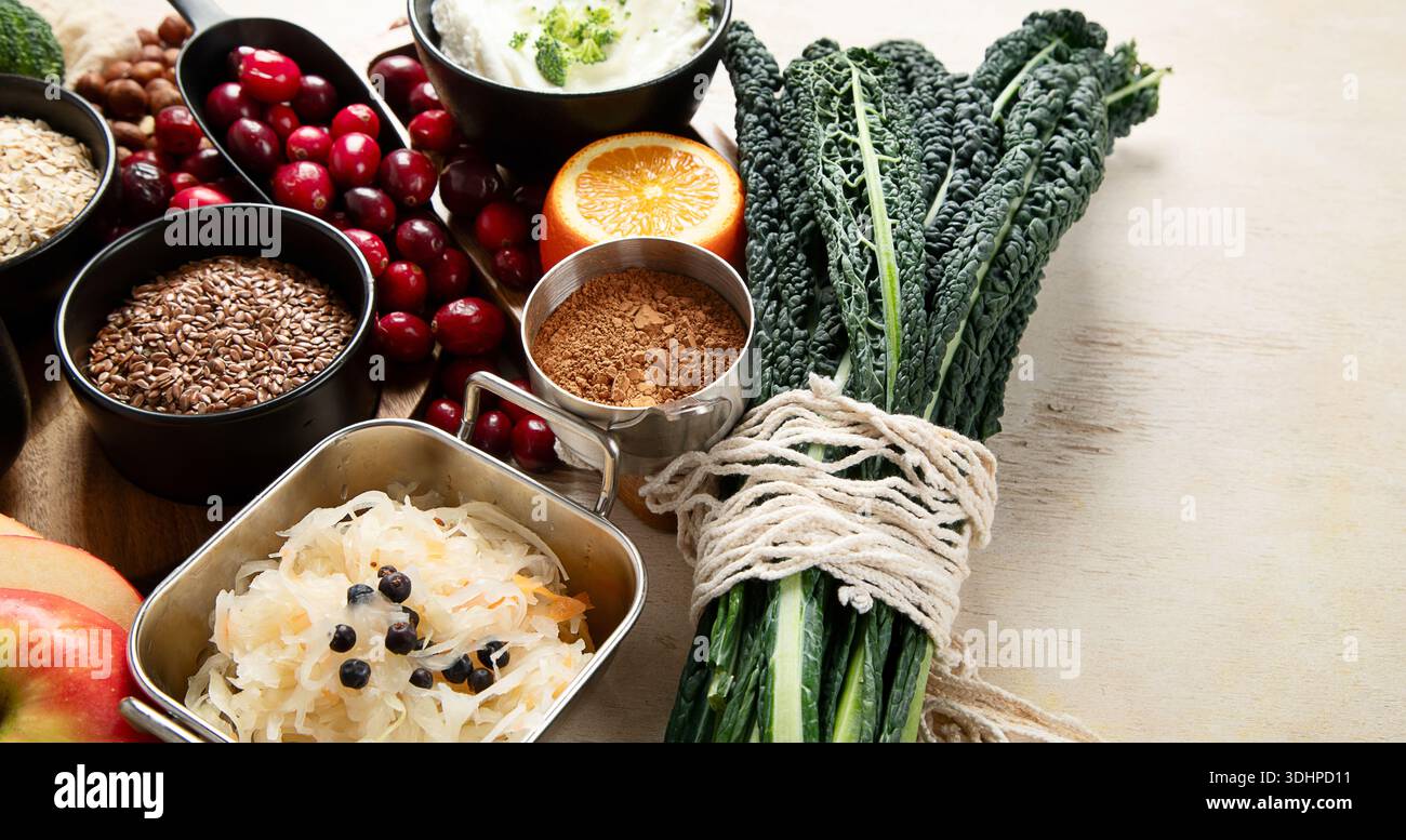 Alimenti ad alto contenuto di fibre per un intestino sano. Alimenti sani per la salute dell'intestino. Dieta e nutrizione per stitichezza. Vista dall'alto. Foto Stock