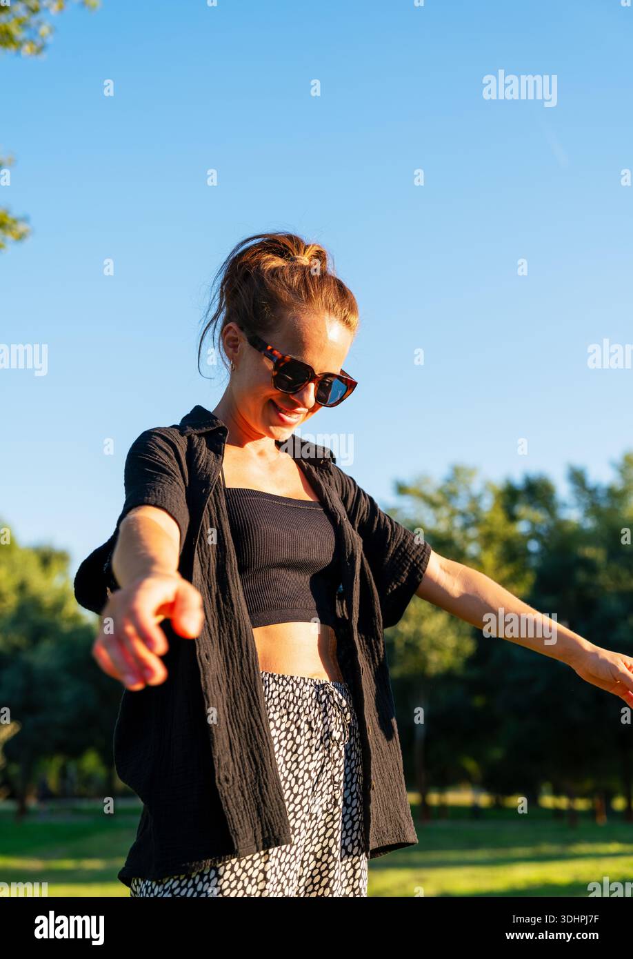 Ritratto di una donna all'aperto in un parco Foto Stock