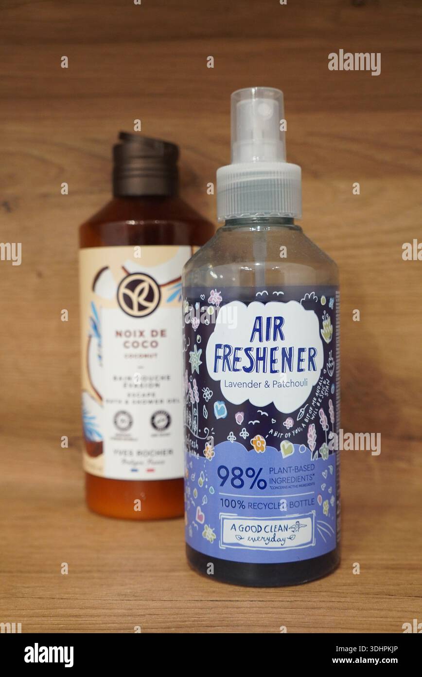 Due bottiglie di prodotti naturali per la cura della persona, un deodorante per ambienti e un gel da bagno Foto Stock