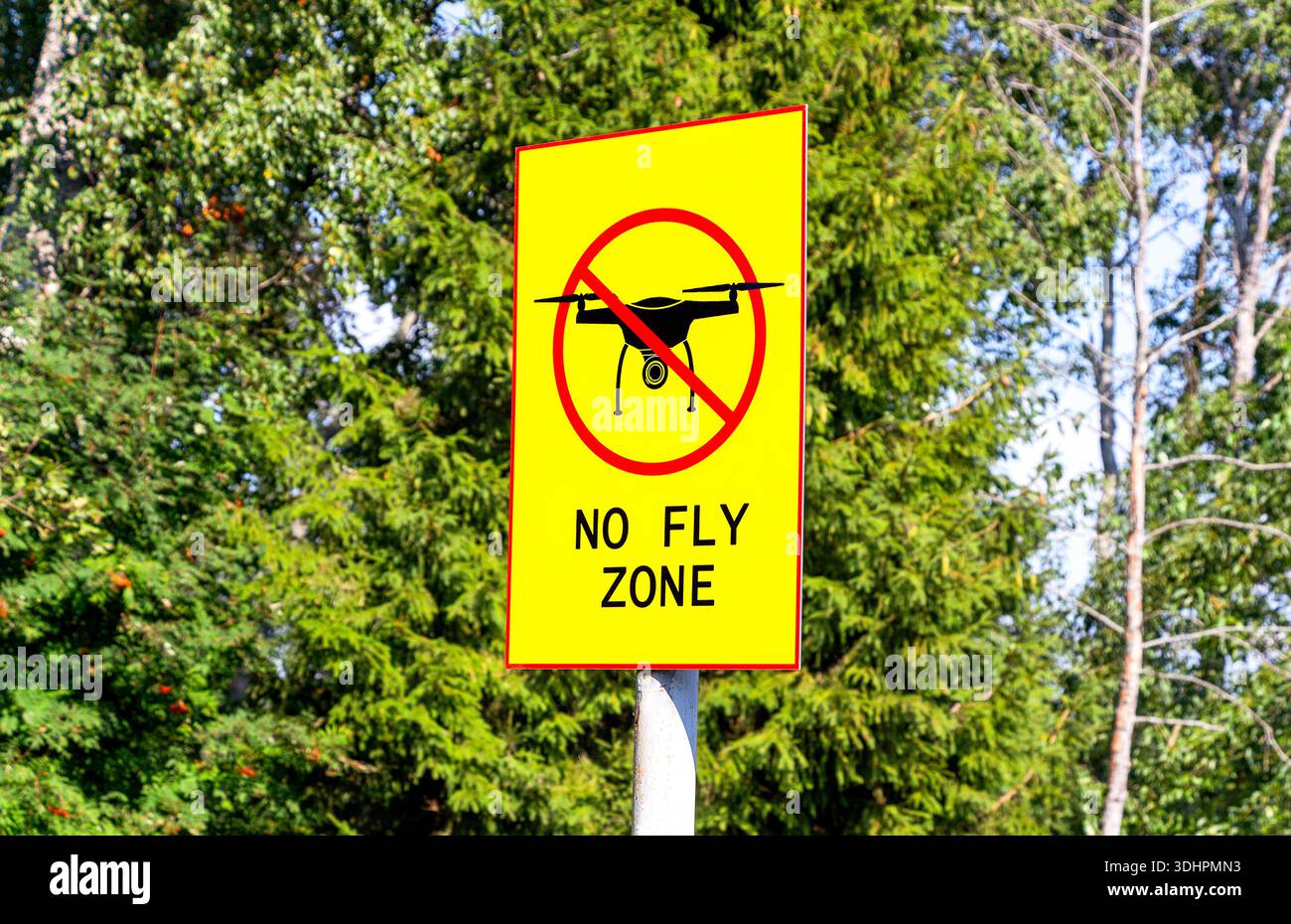 Nessun segno di zona di mosca contro uno sfondo naturale. Nessun segnale zona drone Foto Stock