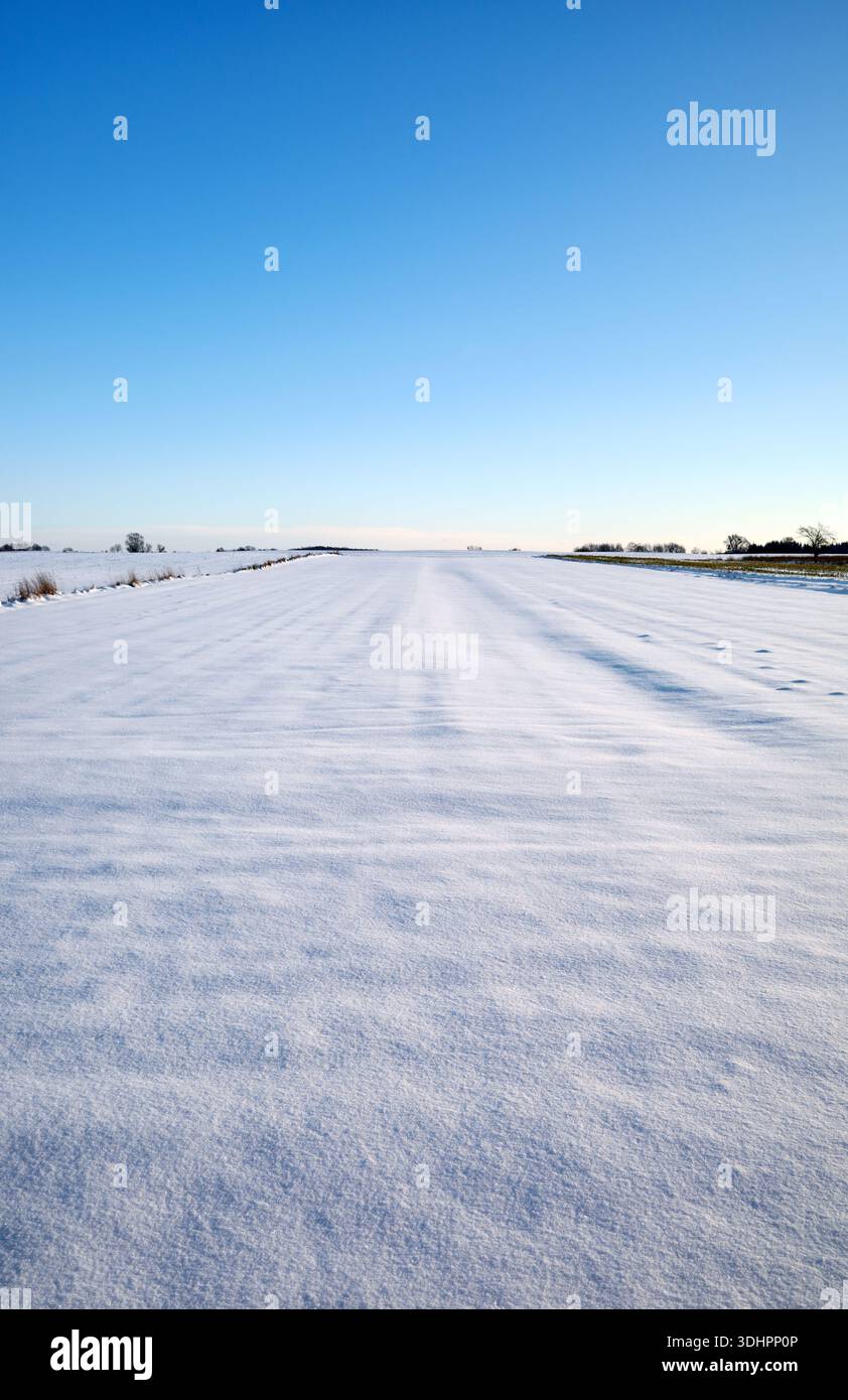 Un campo agricolo coperto di neve in inverno. Foto Stock