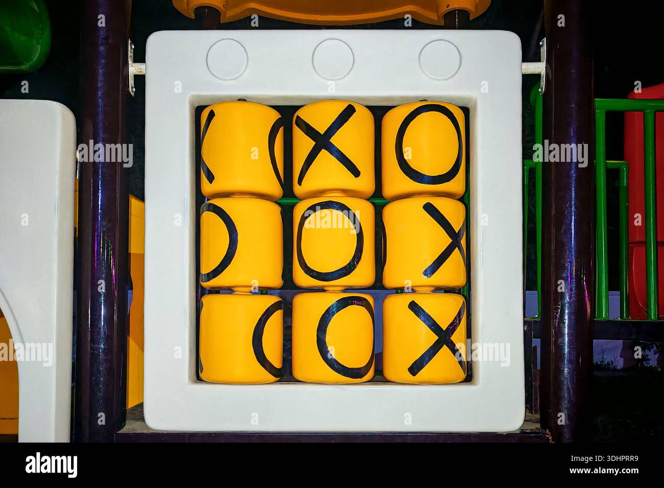 Pannello per attività di gioco TIC-tac-TOE installato nel parco giochi per bambini (XO Game) Foto Stock