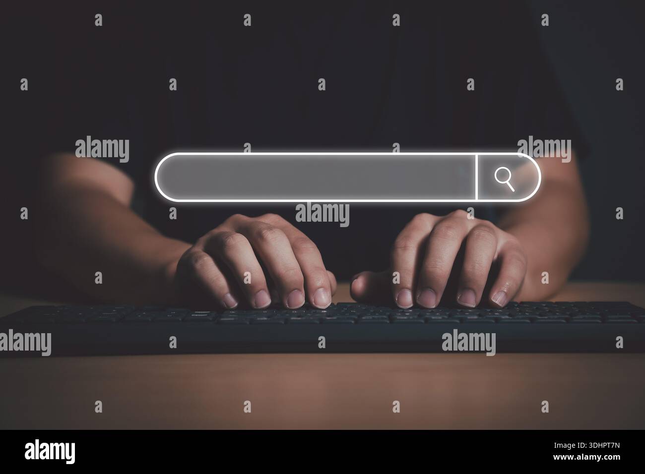 Le mani dell'uomo usano una tastiera per cercare informazioni tramite il motore di ricerca di big data. Tecnologia di ricerca dati Ottimizzazione del motore di ricerca. Foto Stock