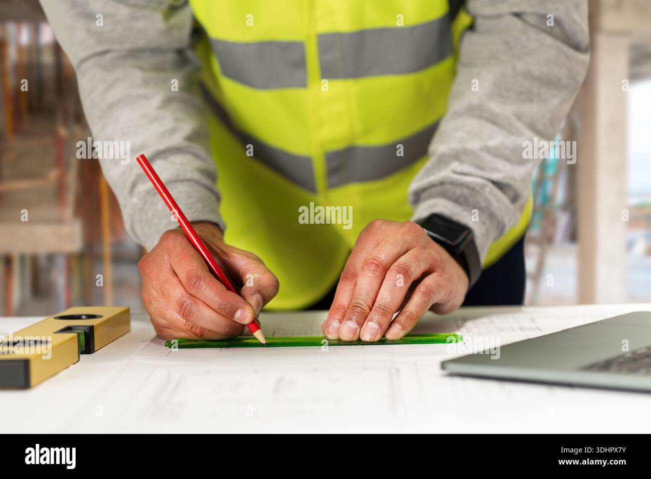 Mani di progettazione, progettazione e pianificazione di progetti in cantiere, magazzino e sviluppo all'aperto. Appaltatore dell'architettura, project manager o. Foto Stock