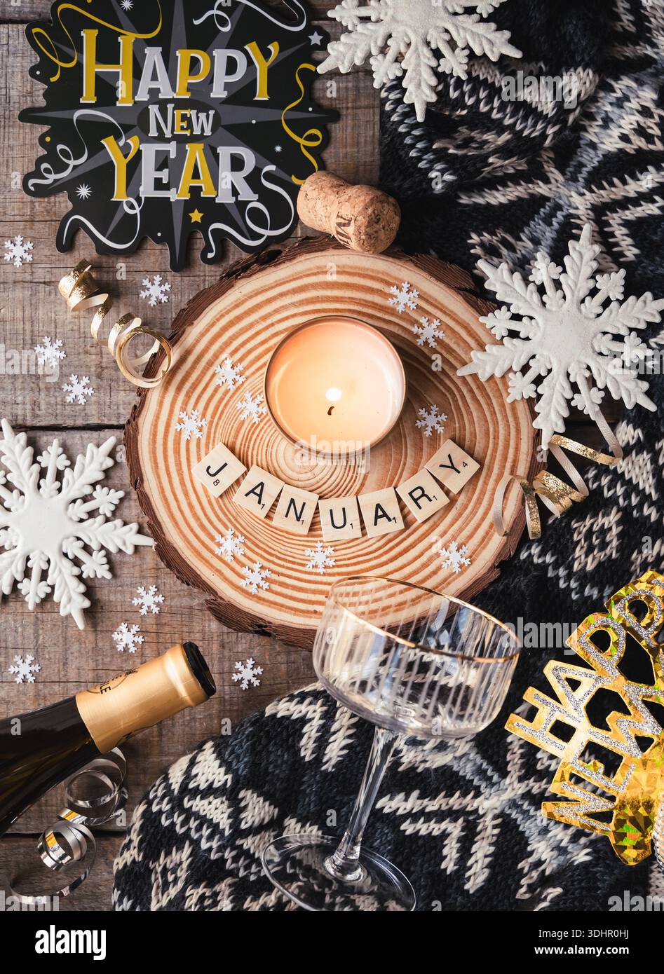 Lettere che scrivono gennaio con Capodanno, champagne e fiocchi di neve. Foto Stock