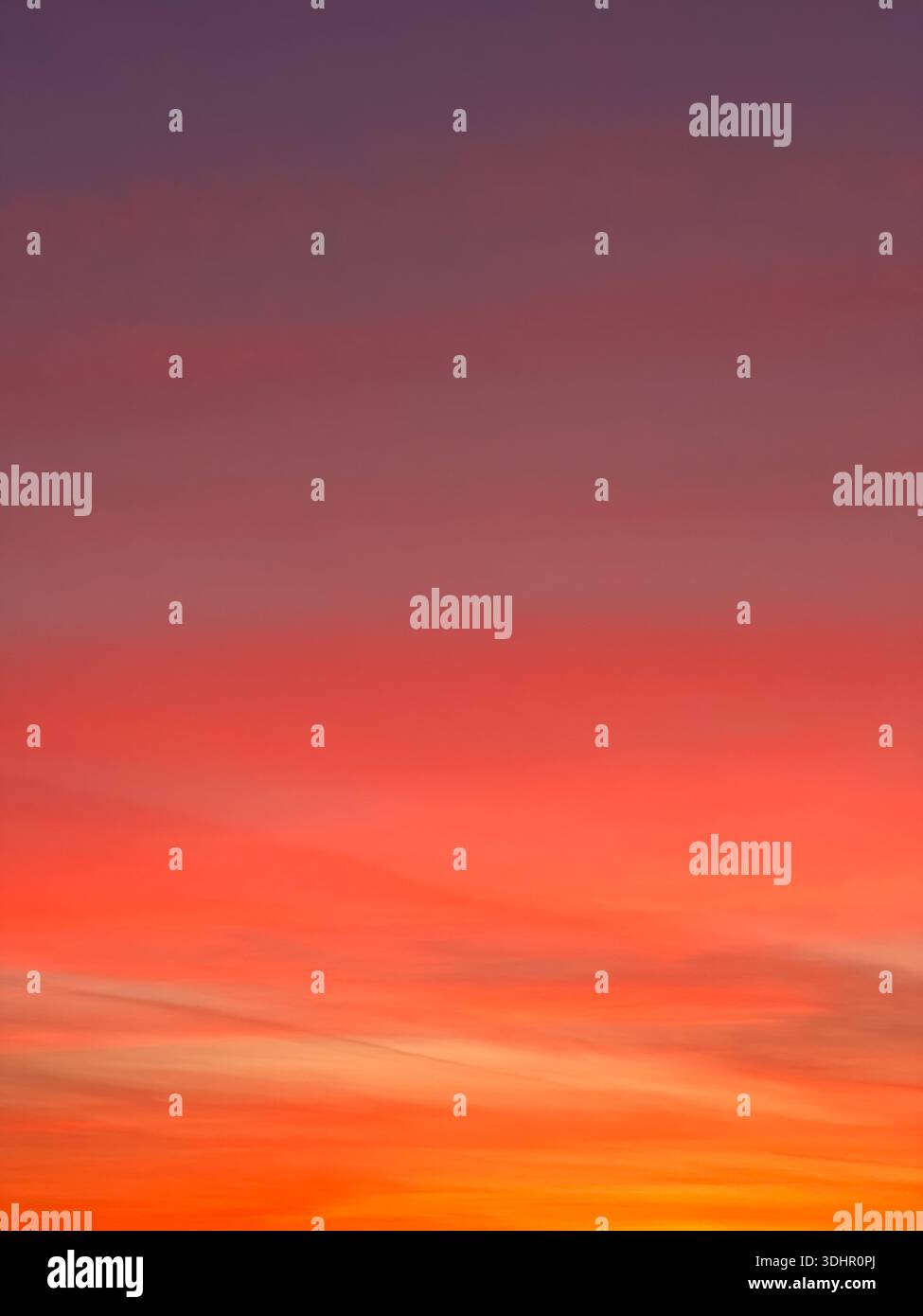 Cielo al tramonto. Colorato cielo arancione-rosa tramonto Foto Stock