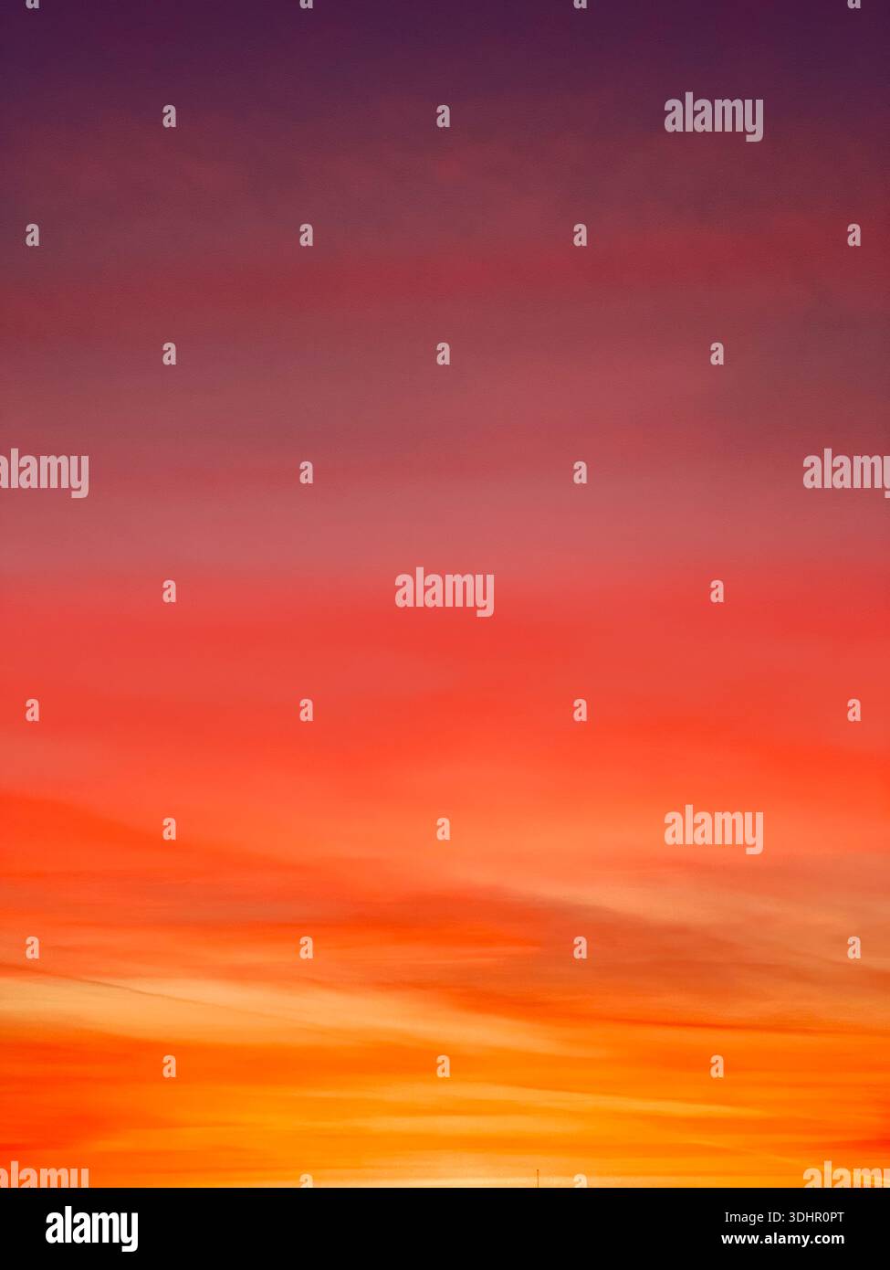 Cielo al tramonto. Colorato cielo arancione-rosa tramonto Foto Stock