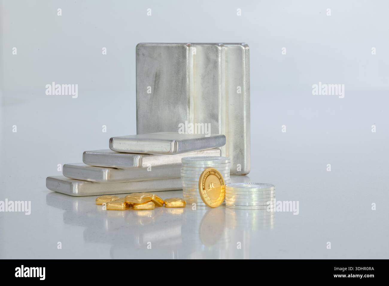Monete in barre d'argento, monete d'oro e lingotti Foto Stock