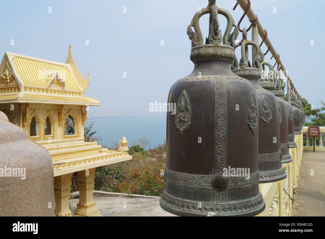 La campana e il tetto del vecchio tempio contro il cielo blu. Foto Stock