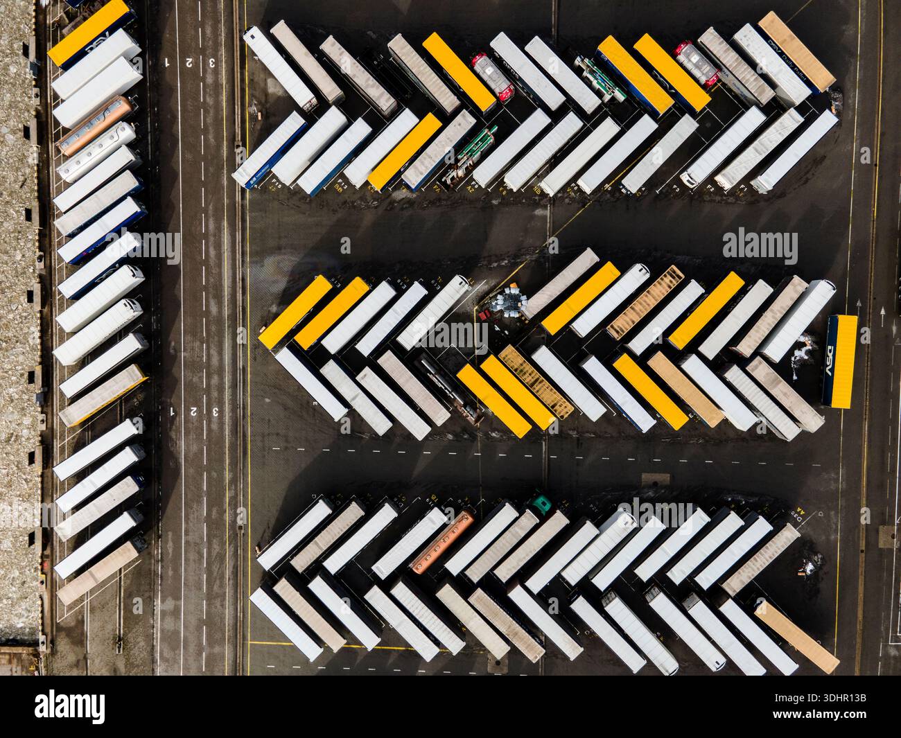 Veduta aerea dei contenitori di spedizione presso il terminal della logistica del porto marittimo Foto Stock