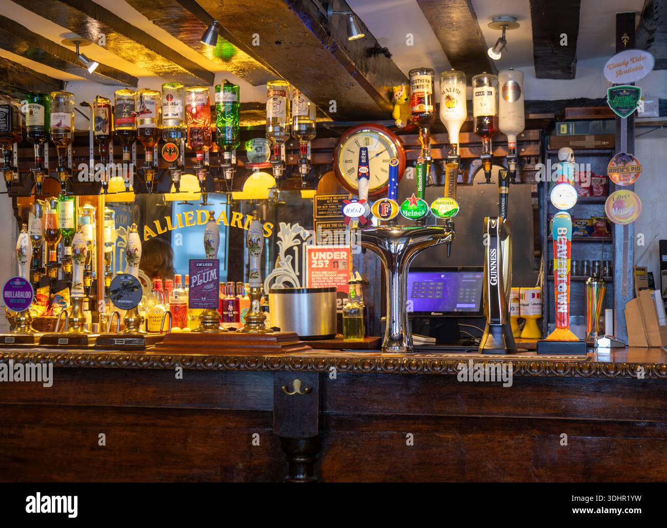All'interno della storica casa pubblica Allied Arms, Reading, Berkshire, Inghilterra, Regno Unito Foto Stock