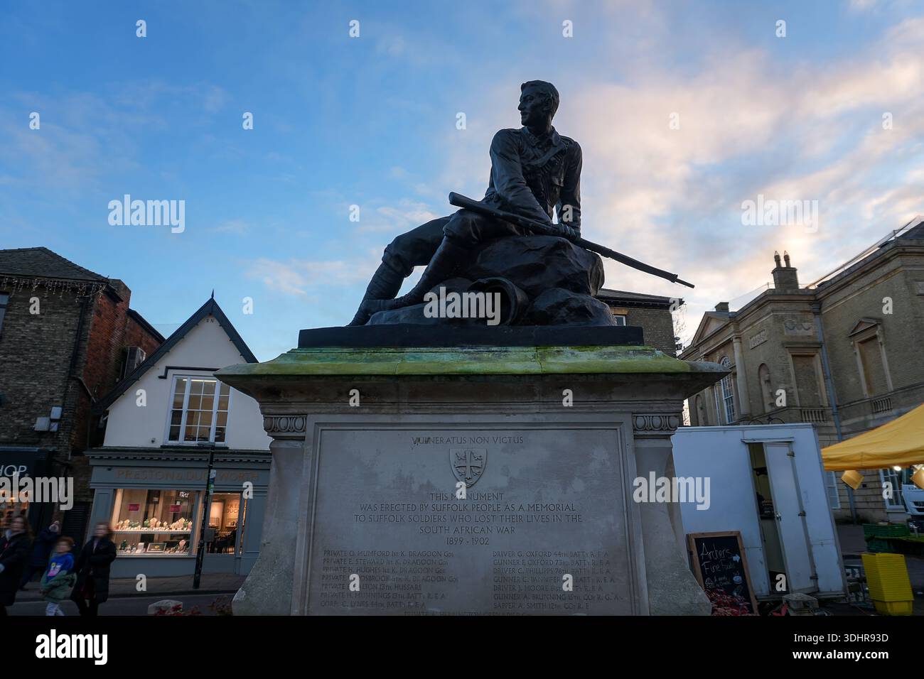 Il Suffolk Regiment South Africa War Memorial nella Cornhill a Bury St Edmunds, Suffolk, Regno Unito Foto Stock