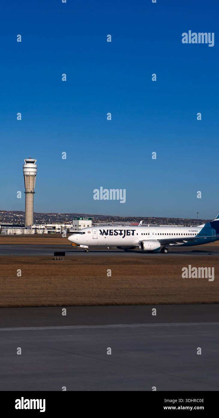 Immagine di un Boeing 737-800 Westjet all'aeroporto di Calgary in Alberta, Canada, alle 9:16 Ritratto Foto Stock