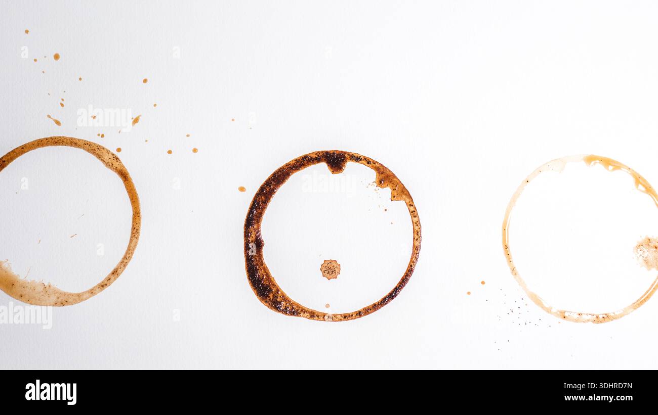 L'anello per tazze da caffè astratte si macchia su sfondo bianco Foto Stock