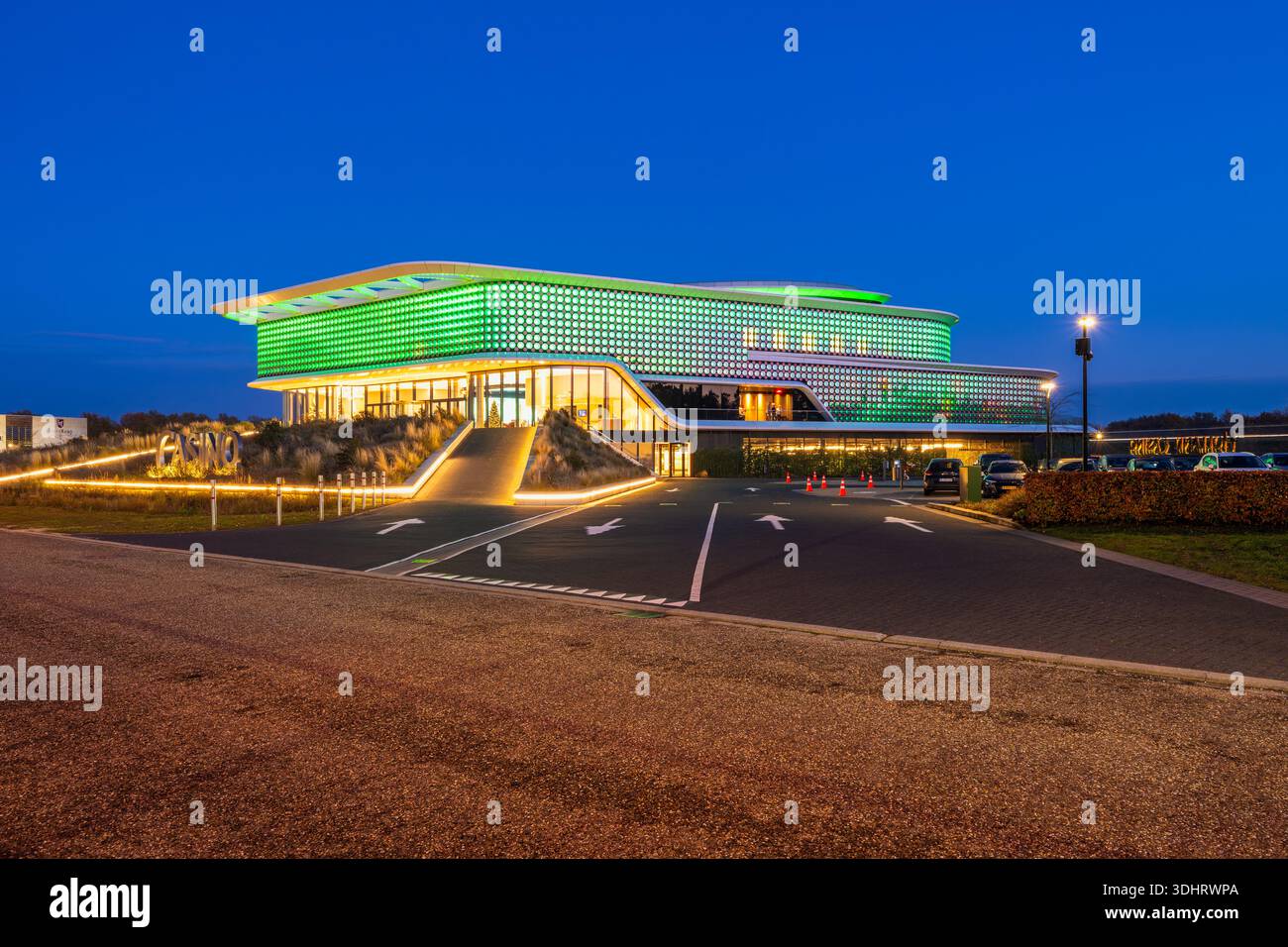 Filiale Holland Casino a Venlo, Limburgo, Paesi Bassi a Dusk. L'edificio è stato progettato da MVSA Architects e aperto nel 2021. Foto Stock